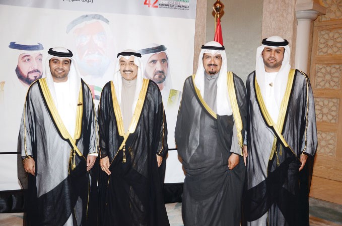 جاسم الخرافي والشيخ احمد العبدالله مع القائم بالاعمال الاماراتي عارف الطنيجي والديبلوماسي راشد الظهري﻿