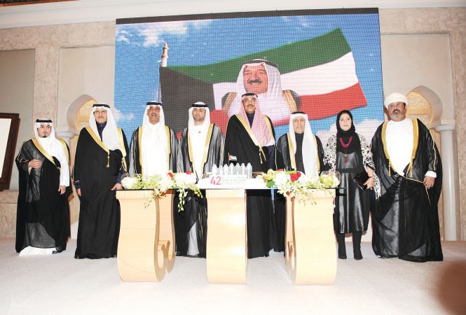 الشيخ صباح الخالد والقائم بالاعمال الاماراتي وسفراء دول التعاون وممثلوهم يشاركون في قطع كعكة الاحتفال﻿