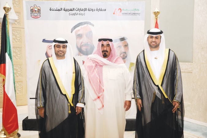 الشيخ احمد الخليفة مقدما التهاني﻿