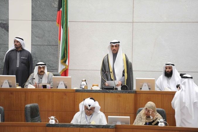 رئيس مجلس الامة مرزوق الغانم ملقيا كلمته والى جانبة رئيس مجلس الامة السابق جاسم الخرافي والنائب سعود الحريجي على المنصة﻿