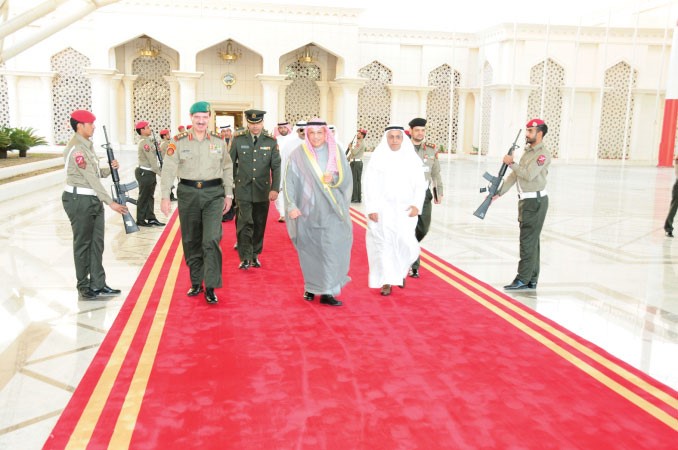الشيخ خالد الجراح قبيل مغادرته وفي وداعه الفريق الركن عبدالرحمن العثمان وجسار الجسار﻿