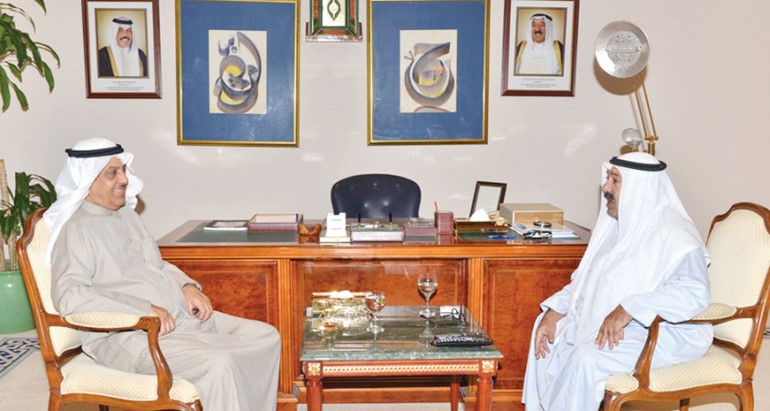  وزير شؤون الديوان الاميري الشيخ ناصر صباح الاحمد اثناء استقباله نائب رئيس مجلس الامة مبارك الخرينج ﻿