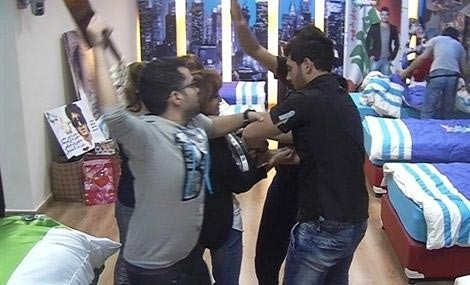 بالصور.. خلافات بين طلاب ستار أكاديمي تصل إلى التشابك بالأيدي