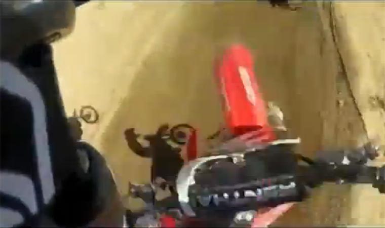 بالفيديو.. لحظات أليمة لقائد دراجة نارية يهبط على ظهر متسابق آخر أثناء أحد السباقات 