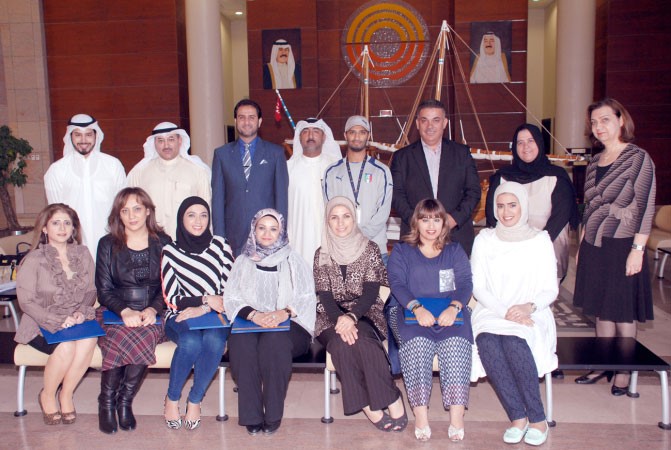 حنان المطوع ودعلاء الدم مع المشاركين في الدورة﻿