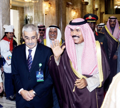 سمو ولي العهد الشيخ نواف الاحمد يحيي الحضور في الحفل وفي استقباله دعدنان شهاب الدين﻿