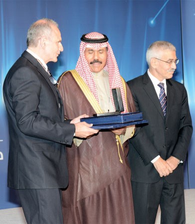 تكريم احد الفائزين﻿