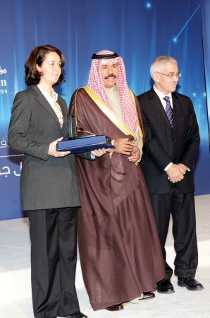 فائزة تتسلم تكريمها﻿