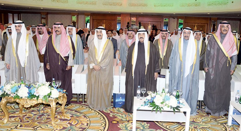 سمو ولي العهد الشيخ نواف الاحمد ومرزوق الغانم وجاسم الخرافي وسمو الشيخ ناصر المحمد والشيخ شملان العبدالعزيز والشيخ صباح الخالد خلال الحفل﻿