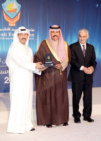 سمو ولي العهد مكرما احد الفائزين﻿