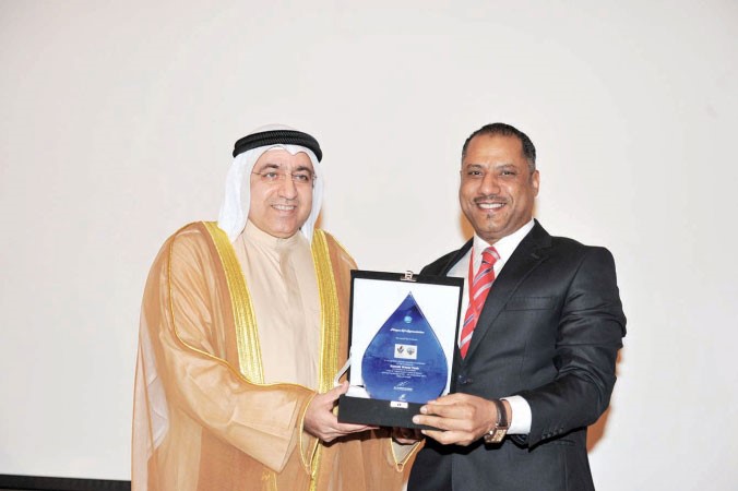 تكريم احد المشاركين في المؤتمر﻿
