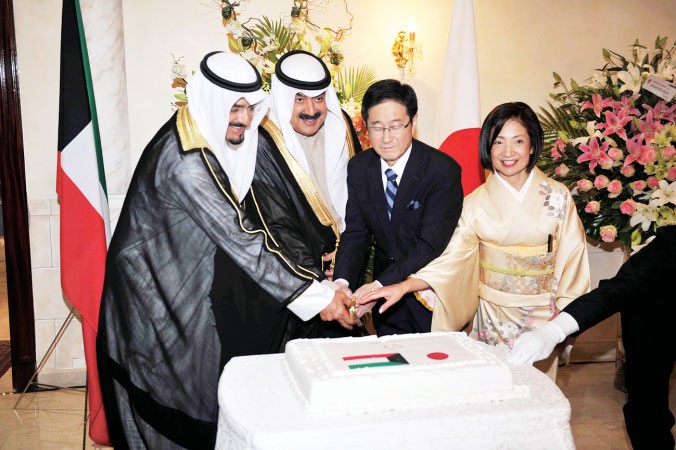 خالد الجارالله والشيخ احمد العبدالله والسفير الياباني يقطعون كعكة الاحتفال ﻿