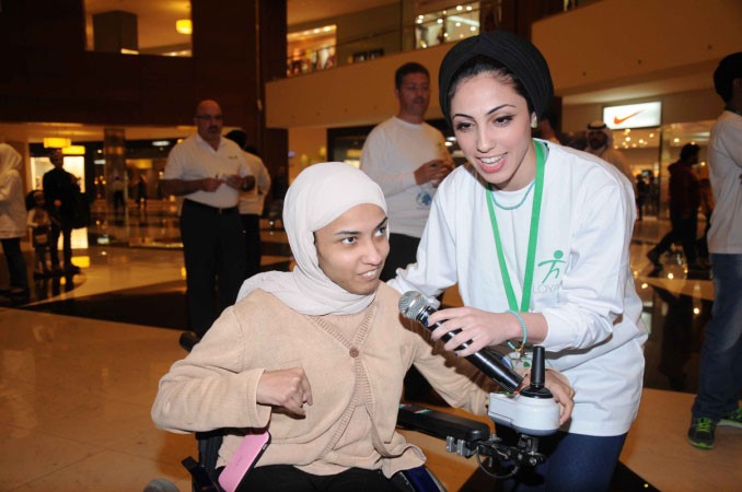 معاقة تلقي رسالتها خلال الحملة ﻿