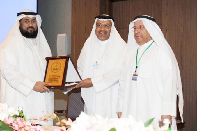 تكريم دعبداللطيف السنان خلال الحفل