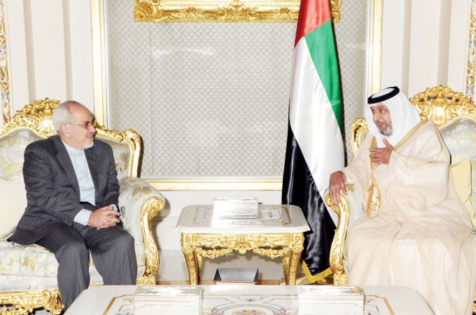 صورة نشرتها وكالة انباء الامارات وام للقاء رئيس دولة الامارات الشيخ خليفة بن زايد ال نهيان مع وزير الخارجية الايراني محمد جواد ظريف في ابوظبي امس ا ف ب