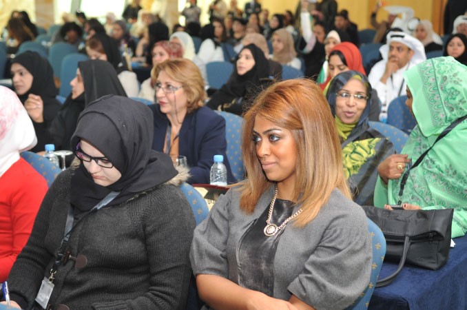 مشاركات يتابعن فعاليات الدورة