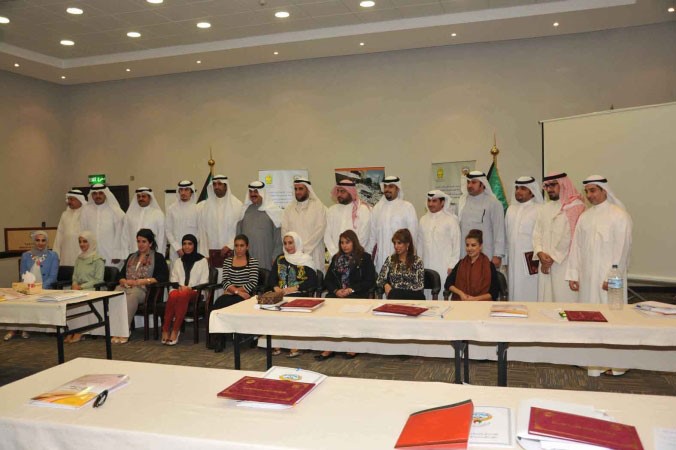 وكيل الخارجية السفير خالد الجارالله مع المشاركين في الدورة﻿