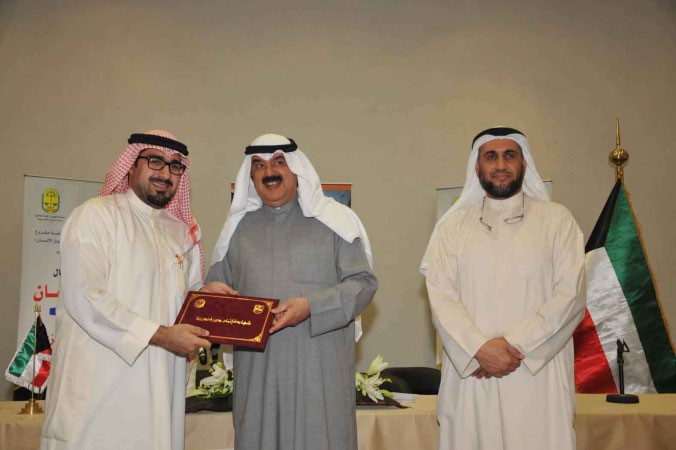 احد المشاركين يتسلم شهادته﻿