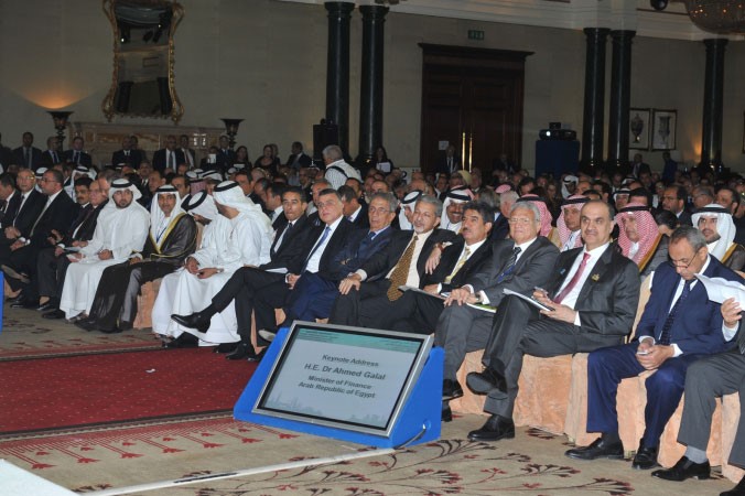 كبار الشخصيات المشاركة في الملتقى يتقدمون الحضور	 ناصر عبدالسيد﻿