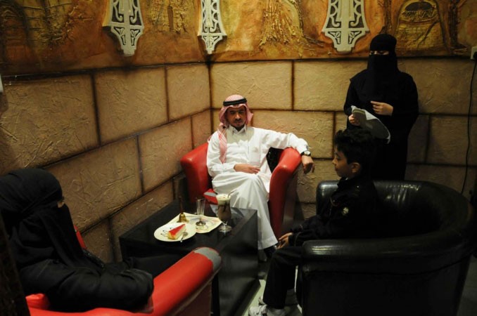 سعودية تقدم قائمة الطعام لزبائن في احد الكافيهات في منطقة تبوك السعوديةوقد اقتحمت المراة سوق العمل في قطاعات جديدة واختصاصات غير مالوفة للخليجيين رويترز ﻿