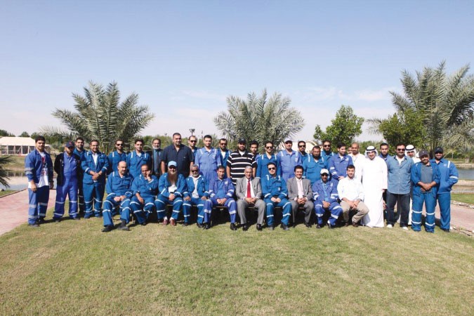 عبدالله السميطي متوسطا مهندسي وعمال مديرية جنوب شرق الكويت ﻿