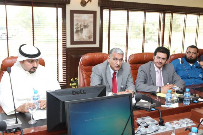 عبدالله السميطي متوسطا مشعل العجمي ومشعل المزيد خلال المبادرة ﻿