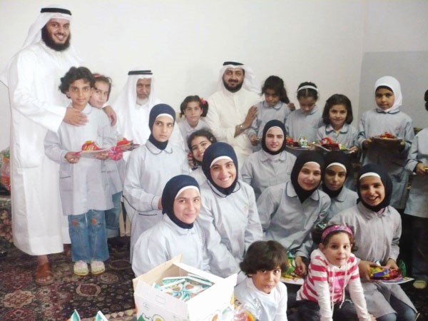 مسؤولو لجنة سلوى مع بعض اليتيمات في لبنان﻿