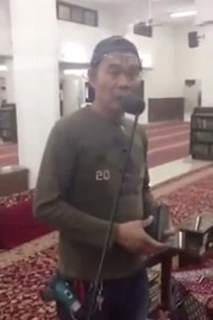 بالفيديو.. فلبيني يجري صيانة الأجهزة الصوتية للمسجد.. فيفاجئ الجميع بتلاوة مبهرة للقرآن
