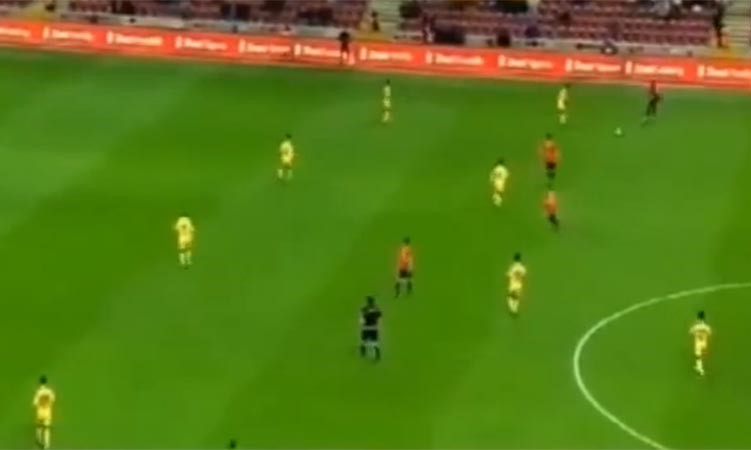 بالفيديو.. فقرة «بلاي ستيشن» خلال مباراة بكأس تركيا ! 