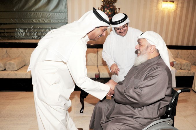 مهلهل الخالد وشايع الشايع يرحبان باحد كبار السن

