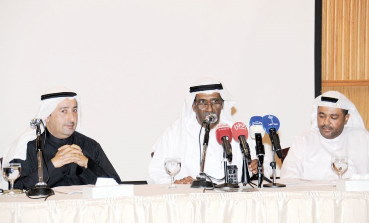 صالح الحمر يتوسط محمد العسعوسي وعبدالكريم الهاجري﻿