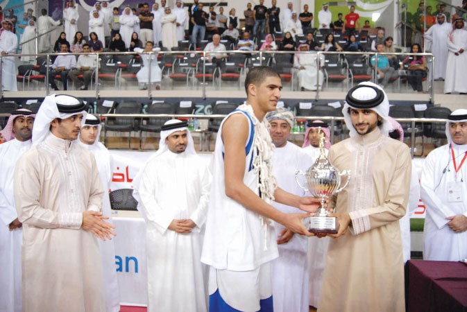 يوسف يتسلم جائزة هداف بطولة الخليج للشباب التي توج بها منتخبنا عام 2009﻿