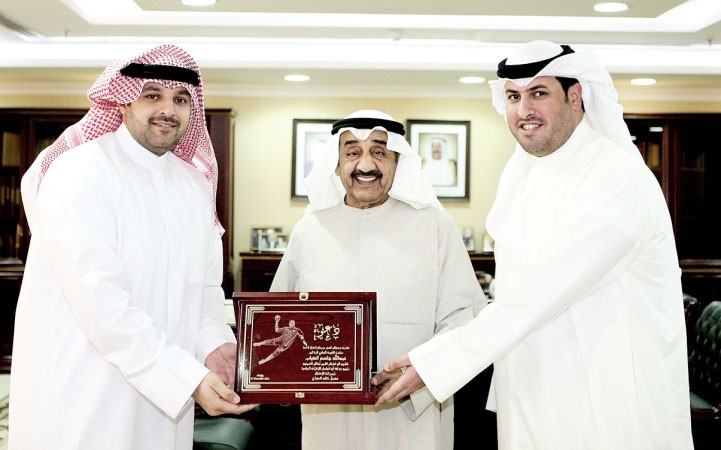 جاسم الخرافي يتسلم دعوة من عبدالله الذياب﻿
