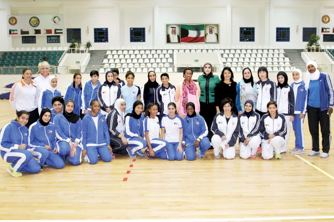الشيخة نعيمة الاحمد مع اللاعبات المكرمات ﻿