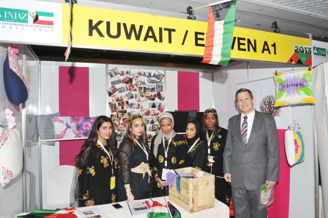 السفير الاميركي ماثيو تولر في احد اجنحة الكويت المشاركة 