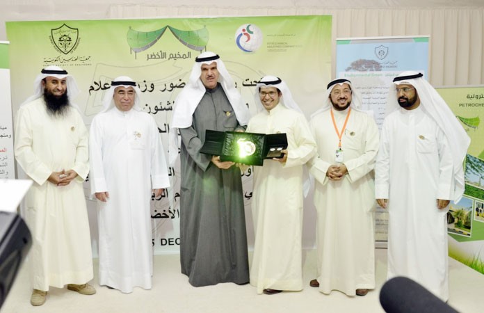 الشيخ سلمان الحمود مكرما احد الحضور ويبدو اسعد السعد﻿