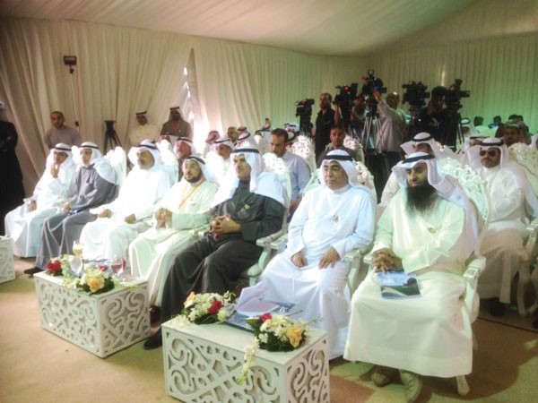 الشيخ سلمان الحمود واسعد السعد يتوسطان قيادات الشركة﻿