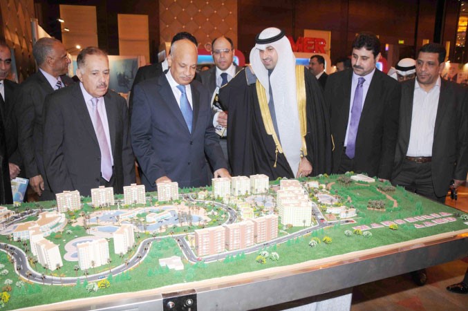 الشيخ نمر والسفير المصري خلال اطلاعهم على احد مجسمات المشاريع المشاركة ويبدو مجدي الهواري ﻿
