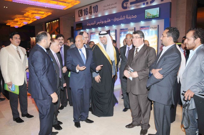 الشيخ نمر خلال جولة بالمعرض﻿