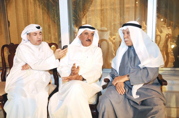اللواء مجاسم المنصوري متوسطا الزميلين منصور الهاجري وفرج ناصر
