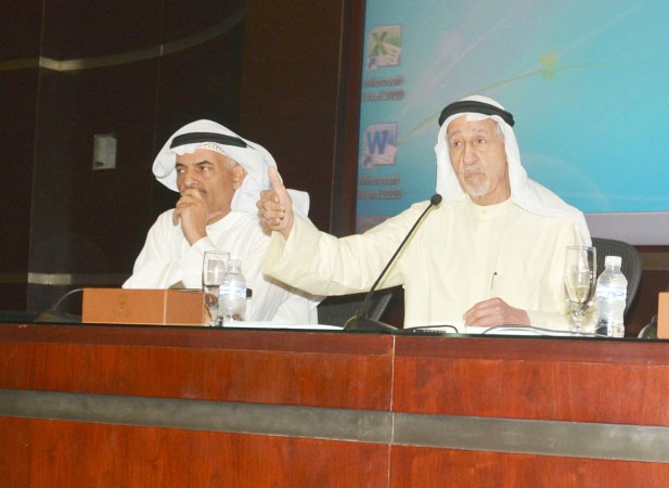عبدالعزيز العدساني خلال اللقاء بحضور اسماعيل الغانم