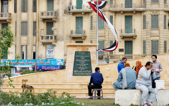 مصريون يحيطون بنصب شهداء25 يناير في ميدان التحرير بعد اعادة بنائه امس رويترز