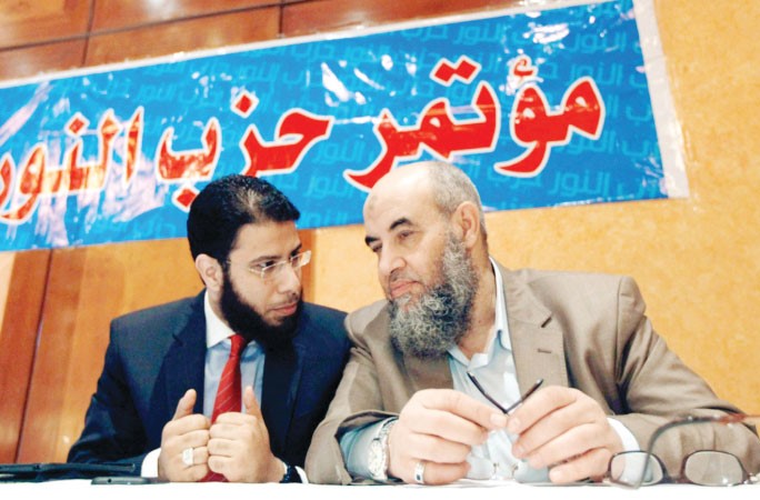 رئيس حزب النور السلفي يونس مخيون يستمع الى المتحدث باسم الحزب نادر بكار خلال المؤتمر الصحافي امسرويترز