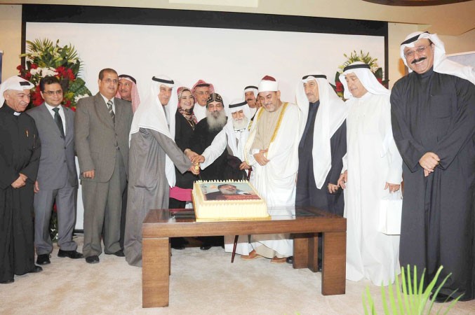 الاب بيجول الانبا بيشوي يشارك الحضور قطع كعكة الحفل التي اهدتها الشيخة فريحة الاحمد تكريما له اسامة ابو عطية