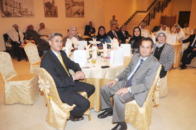دمعصومة المبارك وكوثر الجوعان وعدد من الحضور خلال الحفل