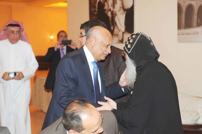 السفير المصري عبدالكريم سليمان مهنئا الانبا بيجول سفير المحبة والسلام