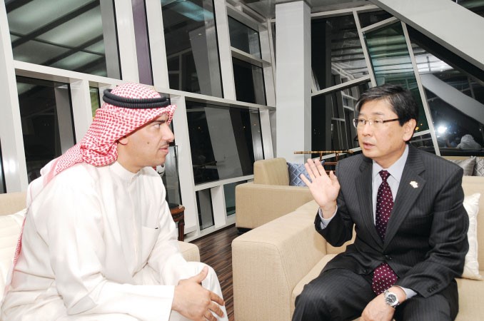 السفير الكوري متحدثا للزميل محمد الخالدي
