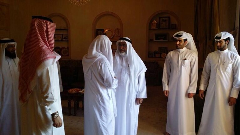 الظهراني مصافحا احد الحضور