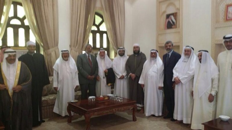 رئيس مجلس النواب البحريني ورئيس مجلس الشورى علي الصالح والزميل يوسف عبدالرحمن في لقطة جماعية مع بعض الحضور
