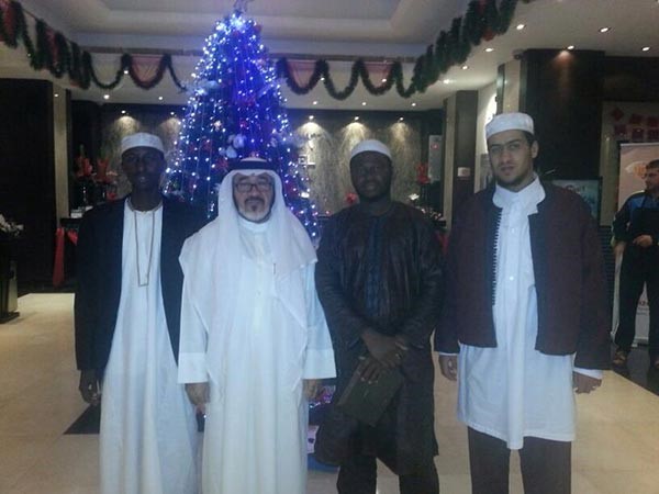 الزميل يوسف عبدالرحمن متوسطا متسابقين من ليبيا ومالي واوغندا